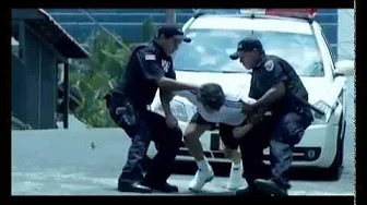 Dos policías atrapando a un joven en la calle