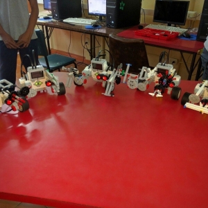 Robots elaborados por estudiantes de colegio